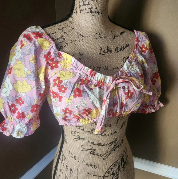 Vero Moda Tops - NWOT Vero Moda Floral Crop Top Sm